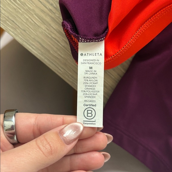 Athleta Colorblock Cropped Athletic Top Burgundy Orange Short Sleeve Size M - Picture 7 of 7